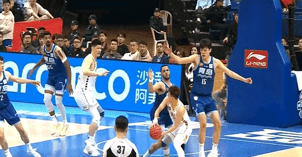 亚太篮球赛场上惊现意外事件，裁判受质疑